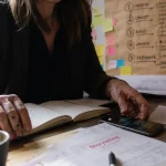 Storytelling définition : responsable, carnet et notes sur bureau